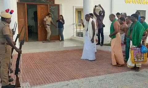 மேல் சட்டையின்றி போலீஸ் மரியாதையை ஏற்றுக்கொண்ட முதலமைச்சர் ரங்கசாமி