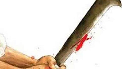 சொத்து பிரச்சினை: கணவன்-மனைவி உள்பட 3 பேருக்கு அரிவாள் வெட்டு