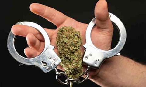 கடலூரில் தடை செய்யப்பட்ட கஞ்சா விற்பனை செய்த வாலிபர் கைது