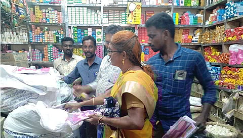 கடைகளில் செயல் அலுவலர் மகேஸ்வரி ஆய்வு செய்த காட்சி.