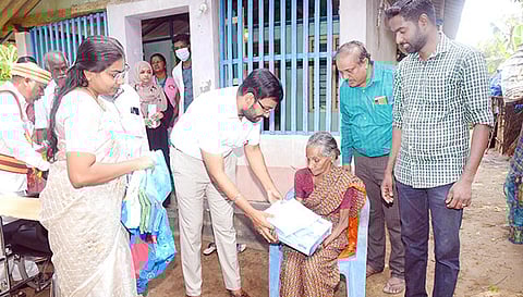 மாற்றுதிறனாளி குடும்பத்திற்கு கலெக்டர் அருண் தம்புராஜ் நேரில் சென்று நலதிட்ட உதவி வழங்கல்