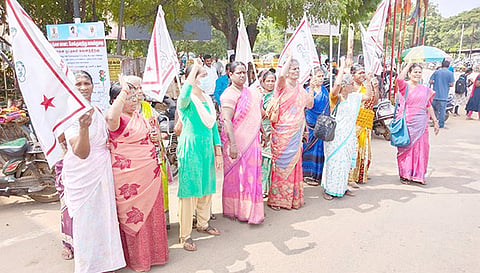 தஞ்சை ரெயிலடியில் மாதர் சங்கத்தினர் ஆர்ப்பாட்டம்