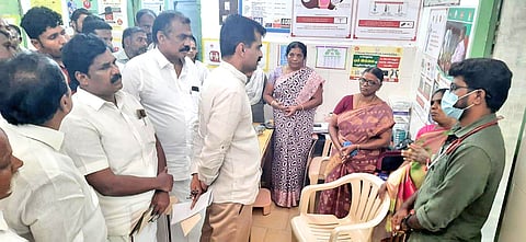 வில்லிசேரியில் அரசு ஆரம்ப சுகாதார நிலையத்தை துரைவைகோ பார்வையிட்ட காட்சி. அருகில் வடக்கு மாவட்ட செயலாளர் ஆர்.எஸ்.ரமேஷ் மற்றும் பலர் உள்ளனர்.