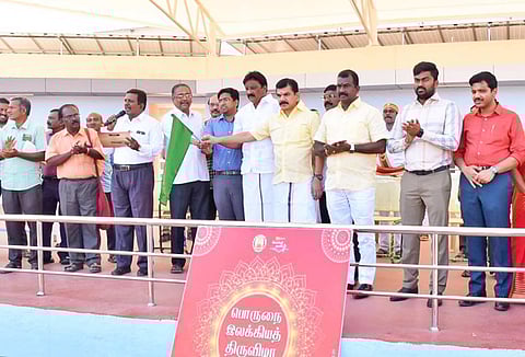 பேரணியை அப்துல்வகாப் எம்.எல்.ஏ. தொடங்கி வைத்தார். அருகில் மேயர் சரவணன், துணை மேயர் ராஜூ மற்றும் பலர் உள்ளனர்.