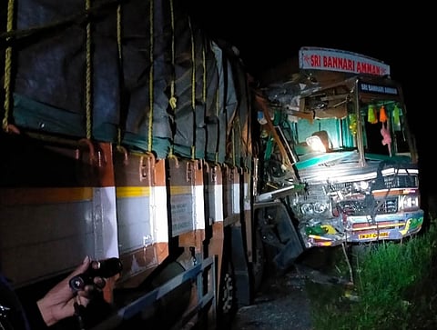 2 லாரி நேருக்கு நேர் மோதியதில் டிரைவர்கள் படுகாயம்