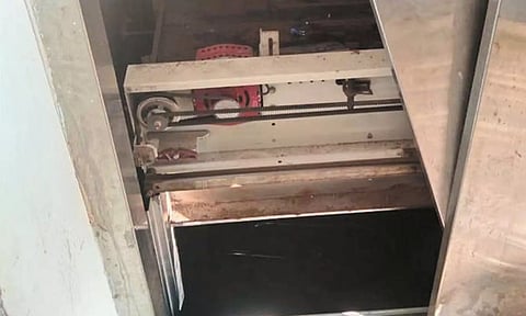 செங்கல்பட்டு அரசு ஆஸ்பத்திரி முதல் தளத்தில் லிப்ட் அறுந்து கிடப்பதை காணலாம்.