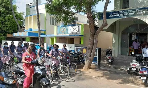 மாணவிகள் சைக்கிளில் ஊர்வலமாக நூலகத்திற்கு வந்த காட்சி.