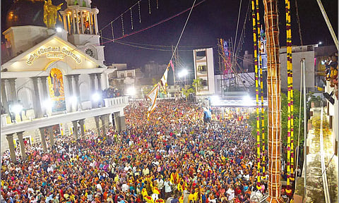 கொடியேற்றம் நடந்ததையும், இதில் திரளான பக்தர்கள் கலந்து கொண்டதையும் படத்தில் காணலாம்.