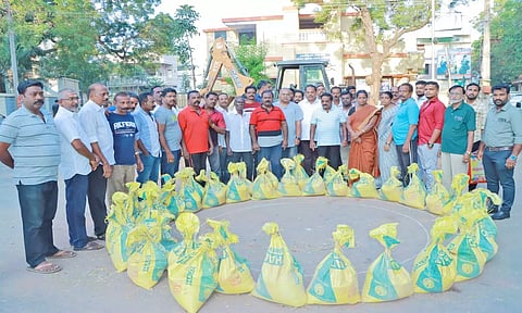 ரவுண்டானா அமைக்கும் பணியை மேயர் மகேஷ் தொடங்கி வைத்த காட்சி.