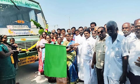 புதிய வழித்தடத்தில் பஸ் சேவையை சண்முகையா எம்.எல்.ஏ கொடியசைத்து தொடங்கி வைத்த காட்சி.