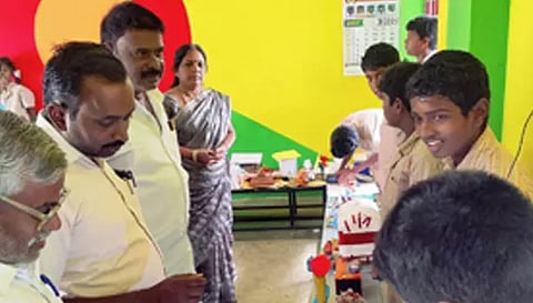 முத்தம்பட்டி அரசு நடுநிலைப்பள்ளி கலைத்திருவிழாவில், கைவினைப் பொருட்கள் கண்காட்சியை ஊராட்சி மன்ற நிர்வாகிகள் பார்வையிட்ட காட்சி.