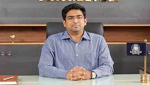 கலெக்டர் விஷ்ணு.