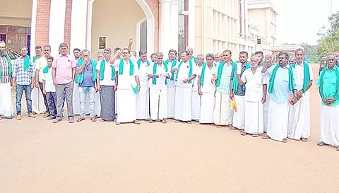தஞ்சை கலெக்டர் அலுவலகம் முன்பு தமிழக காவிரி விவசாயிகள் சங்கத்தினர் ஆர்ப்பாட்டத்தில் ஈடுபட்டனர்.