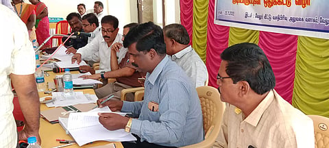 தமிழ்நாடு வீட்டு வசதி வாரிய குடியிருப்பில் குலுக்கல் முறையில் தேர்வு நடந்த காட்சி.