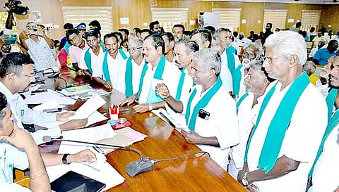 கலெக்டர் தினேஷ் பொன்ராஜ் ஆலிவரிடம், விவசாயிகள் கோரிக்கை மனு அளித்தனர்.