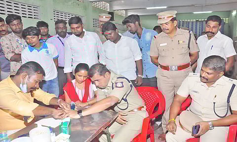 மாவட்ட போலீஸ் சூப்பிரண்டு ஹரிகிரண் பிரசாத் ரத்த தானம் வழங்கி முகாமை தொடங்கி வைத்தார்.