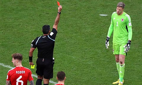 கத்தார் உலக கோப்பையில் முதல் ரெட் கார்டு... சோகத்துடன் வெளியேறிய வேல்ஸ் கோல்கீப்பர்