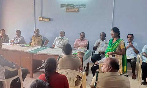 குறைதீர்க்கும் கூட்டத்தில் கலந்து கொண்டவர்களை படத்தில் காணலாம்.