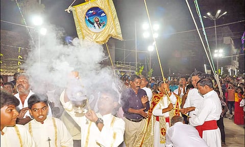 தூத்துக்குடி-ஆறுமுகநேரியில் சவேரியார் ஆலய திருவிழா கொடியேற்றம்