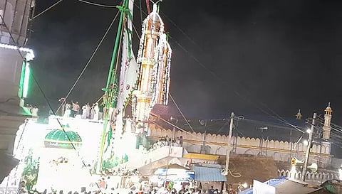 கந்தூரி விழாவை முன்னிட்டு கொடியேற்றம் நடைபெற்றது.