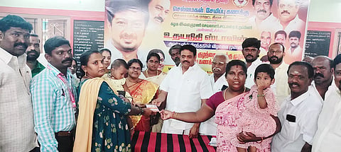 செல்வமகள் சேமிப்பு திட்டத்தின் கீழ் புதிய சேமிப்பு கணக்கை தெற்கு மாவட்ட செயலாளர் மணிமாறன் தொடங்கி வைத்தபோது எடுத்த படம். அருகில் இளைஞரணி அமைப்பாளர் மதன்குமார், துணை அமைப்பாளர்கள் வி.விமல், சுரேஷ் உள்பட பலர் உள்ளனர்.