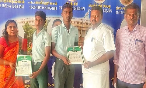 மாணவர்களுக்கு பாராட்டு சான்றிதழ்கள் வழங்கப்பட்ட காட்சி.