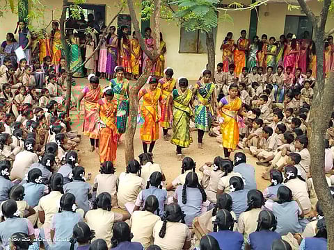 மாணவிகள் கிராம புறபாட்டுக்கு அசத்தலாக நடனமாடிய காட்சி.