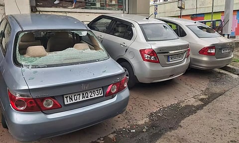 சாலையோரம் நிறுத்தப்பட்டிருந்த 20 கார் கண்ணாடிகளை அடித்து நொறுக்கிய போதை ஆசாமிகள்