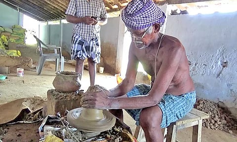 மண்விளக்குகள் தயாரிப்பு பணியில் தொழிலாளர்கள்.