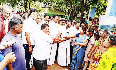 திருப்பத்தூர் சீரங்கப்பட்டி அரசு பள்ளியில் ரூ.16½ லட்சத்தில் புதிய வகுப்பறைகள்எ நல்லதம்பி எம்.எல்.ஏ தொடங்கி வைத்த காட்சி.