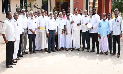 கடலூர் போலீஸ் சூப்பிரண்டு அலுவலகத்தில் இஸ்லாமிய கூட்டமைப்பு சார்பில் மனு கொடுக்க வந்ததை படத்தில் காணலாம்.