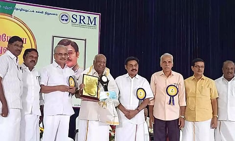 புதுவைத் தமிழ்ச் சங்கத்திற்கு வழங்கப்பட்ட தொல்காப்பியர் விருதை சங்க தலைவர் வி.முத்து பெற்று கொண்ட காட்சி.