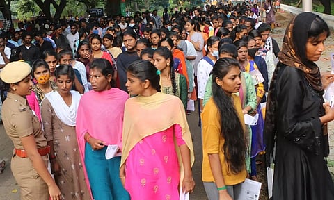 போலீஸ் வேலைக்கான எழுத்து தேர்வுக்கு 3½ லட்சம் பேர் திரண்டனர்- 3,552 பணியிடத்துக்கு கடும் போட்டி