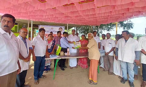 கால்நடை மருந்துகளை பல்லடம் எம்.எல்.ஏ., எம்.எஸ்.எம்.ஆனந்தன் வழங்கிய காட்சி.