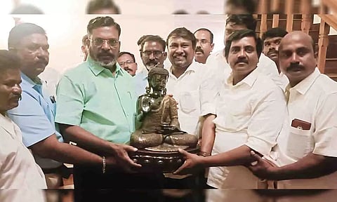 விடுதலை சிறுத்தைகள் கட்சி தலைவர் திருமாவளவன் முன்னிலையில் ஆர்.ஆர். முத்தையன் கட்சியில் இணைந்த காட்சி.