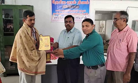 நினைவுப் பரிசு வழங்கப்பட்ட காட்சி.