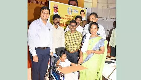முகாமில் உதவி கலெக்டர் நாராயண சர்மா, மாற்றுத்திறனாளி சிறுமிக்கு சக்கர நாற்காலி வழங்கினார். 