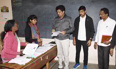 நீலகிரியில் 2-வது நாளாக வாக்காளர் பட்டியலில் பெயர் சேர்ப்பு முகாம்