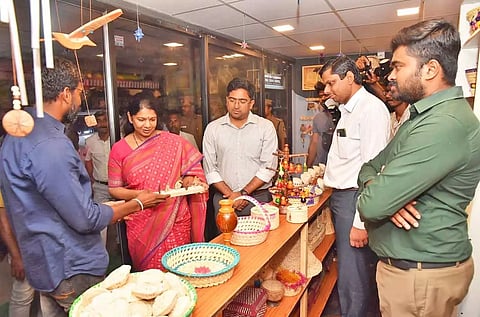 பொருநை இலக்கிய திருவிழாவில் மகளிர் திட்டம் சார்பில் அமைக்கப்பட்டுள்ள கண்காட்சியை கனிமொழி எம்.பி. பார்வையிட்ட போது எடுத்தபடம். அருகில் கலெக்டர் விஷ்ணு, பொதுநூலக இயக்கத்தின் இயக்குநர் இளம்பகவத், மாநகராட்சி கமிஷனர் சிவகிருஷ்ணமூர்த்தி ஆகியோர் உள்ளனர்.