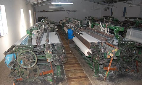 ஜவுளி உற்பத்தியாளர்கள் பாவு, நூல் வழங்காததால் பல்லடத்தில் விசைத்தறிகள் இயங்காமல் உள்ளதை காணலாம்.