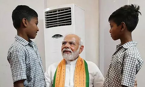 பழங்குடியின சிறுவர்களை பிரதமர் மோடி சந்தித்து பேசிய காட்சி.