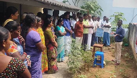தேனீ வளர்ப்பு குறித்து விவசாயிகளுக்கு வேளாண்மை அலுவலர்கள் விளக்கம் அளித்த போது எடுத்த படம்.