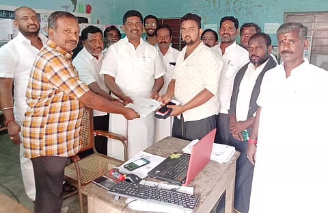 வாக்காளர் சிறப்பு முகாமை ஆய்வு செய்த எம்.எல்.ஏ.
