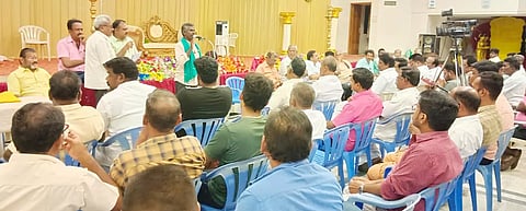 சுங்கச்சாவடி எதிர்ப்பு ஒருங்கிணைப்பு குழு கூட்டத்தில் பங்கேற்றவர்கள்.