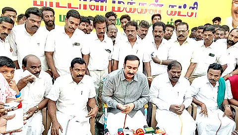 மயிலாடுதுறையில், பா.ம.க. தலைவர் அன்புமணி பேட்டியளித்தார்.