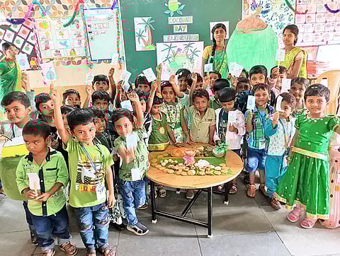 குழந்தைகள் தேங்காய் போன்ற உடை அணிந்தும், பச்சை வண்ண ஆடை அணிந்து வந்ததை படத்தில் காணலாம்.