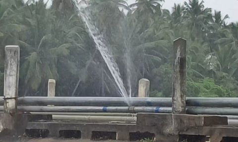 போச்சம்பள்ளி அருகே உள்ள தென்பெண்ணை ஆற்றில் அமைக்கப்பட்ட குடிநீர் குழாய் உடைந்து வீணாகும் குடி தண்ணீர்.