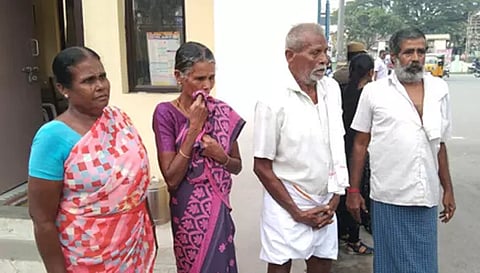 தீக்குளிக்க முயன்றவர்களை படத்தில் காணலாம்.