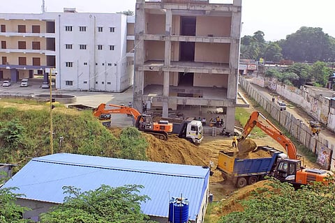 லாரிகளில் ஆற்று மணல் ஏற்றப்படுவதை படத்தில் காணலாம்.