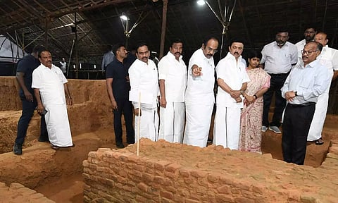 அகழாய்வுப் பணியை ஆய்வு செய்யும் முதலமைச்சர் மு.க.ஸ்டாலின்